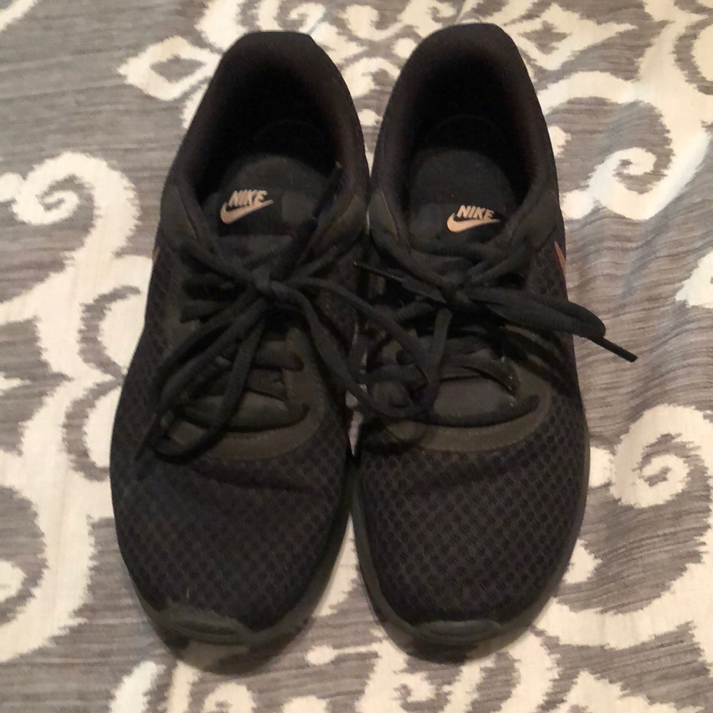 Nike ladies Black Tennis shoe, Rose Gold swoosh.